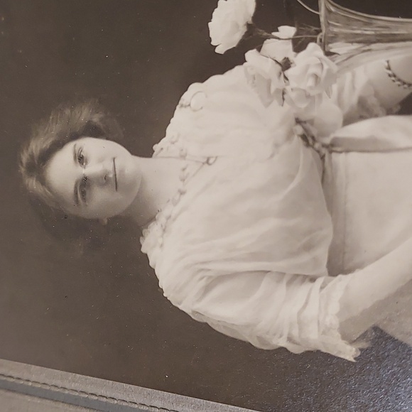 Antique Cabinet Card Photos Ladies Distinguished Posing - Picture 9 of 10